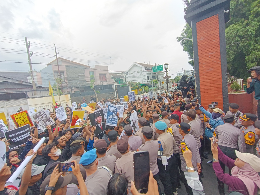 Demo Tolak Pemangkasan Anggaran Pendidikan hingga Minta Pencabutan Inpres di Depan DPRD Kabupaten Kediri, Semua Dewan Dinas Luar