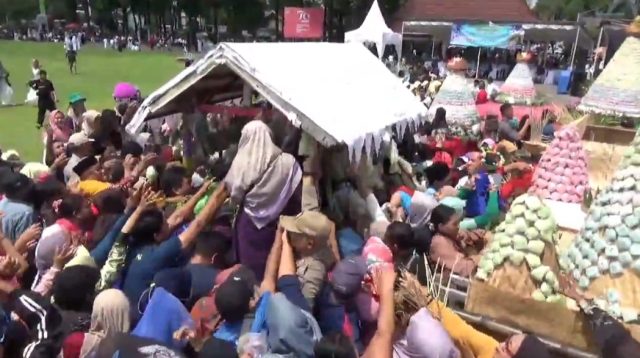 Megengan Grebeg Apem di Jombang, Sibuk Rebutan, HP Melayang