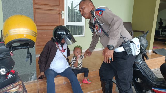 Saat Operasi Keselamatan Semeru 2025, Polisi Beri Pertolongan Ibu Hamil Tua