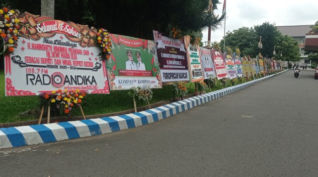 Karangan Bunga Ucapan Selamat untuk Mas Bup Dhito dan Mbak Dewi Penuhi Halaman Pemkab Kediri