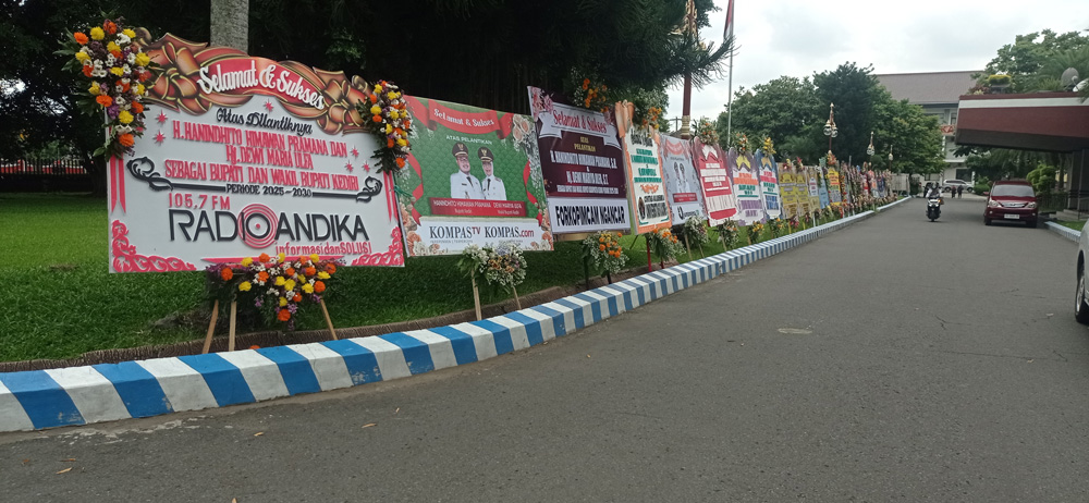 Karangan Bunga Ucapan Selamat untuk Mas Bup Dhito dan Mbak Dewi Penuhi Halaman Pemkab Kediri