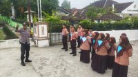 Kanit Binmas Polsek Kandat Latih Siswa PKS untuk Pengaturan Lalu Lintas