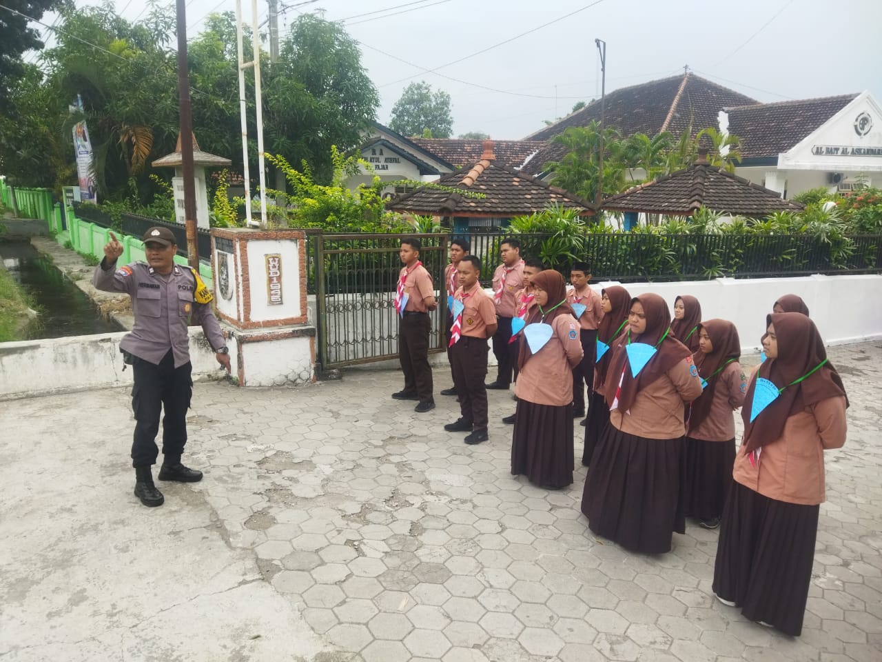 Kanit Binmas Polsek Kandat Latih Siswa PKS untuk Pengaturan Lalu Lintas