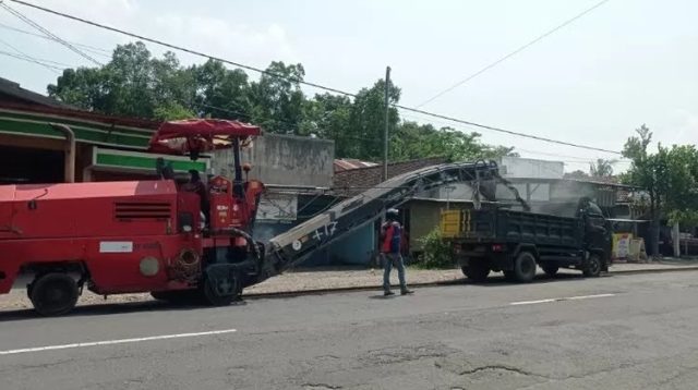 Jalan Jurusan Kediri - Blitar Mulai Diperbaiki