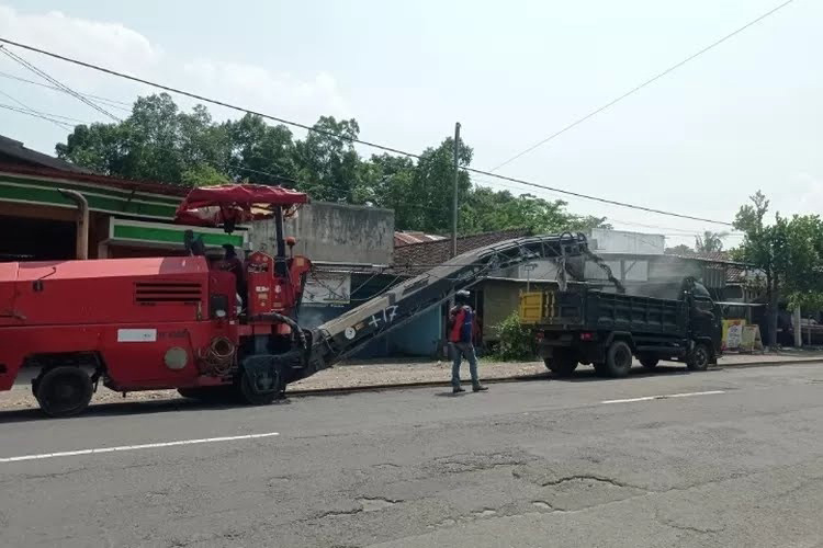 Jalan Jurusan Kediri - Blitar Mulai Diperbaiki