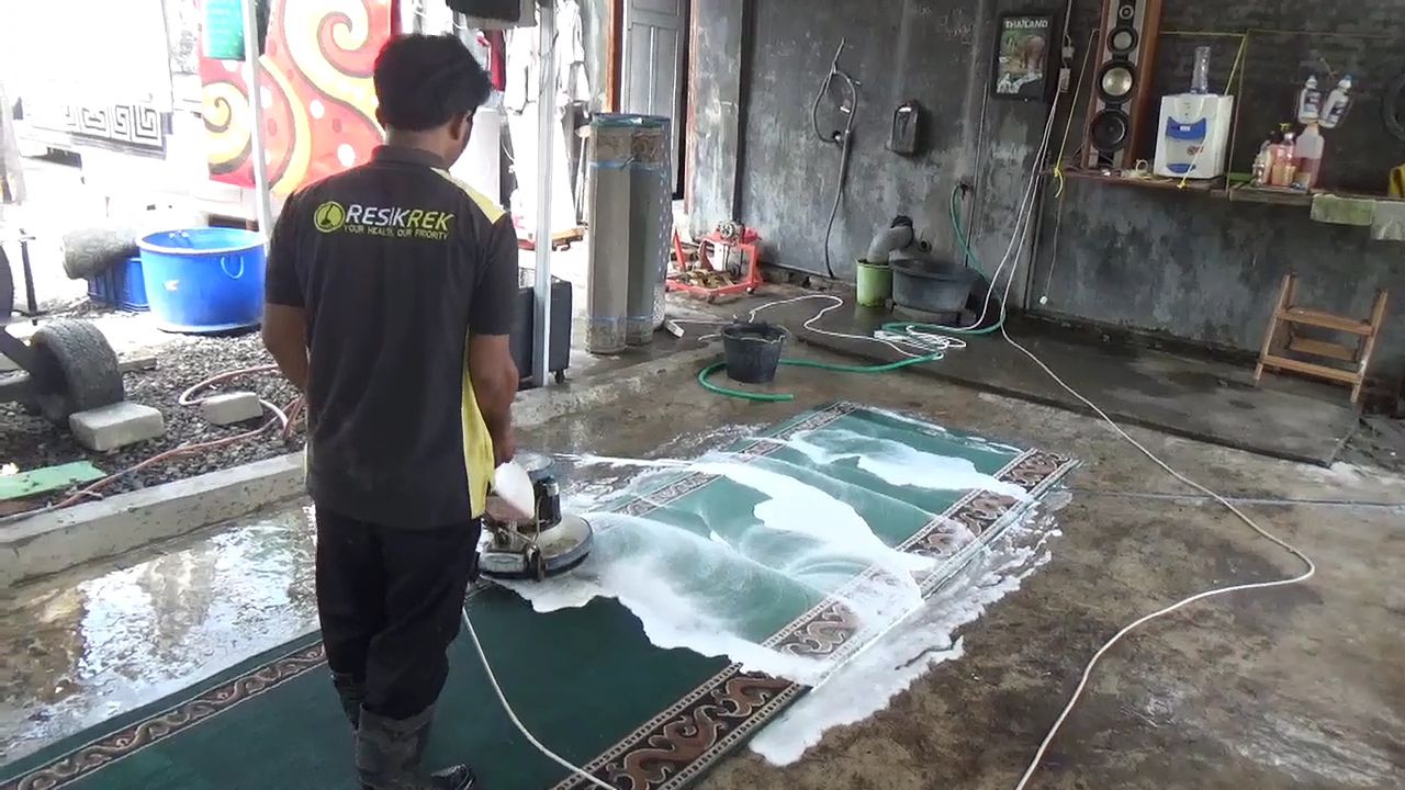 Jasa Cuci Karpet Sajadah di Jombang Banjir Pesanan Jelang Ramadan