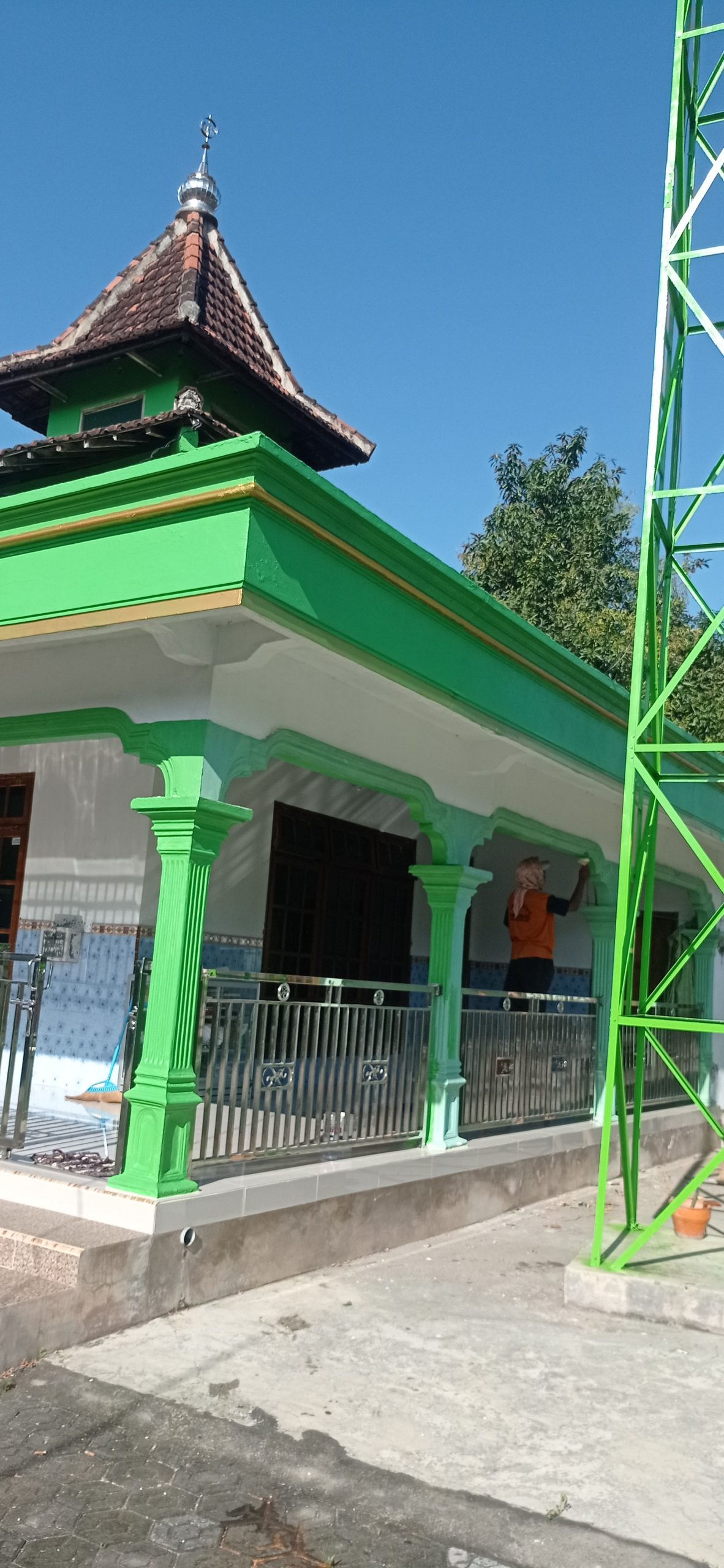 Sambut Puasa, Takmir Masjid Khalimatus Hakim Mengecat Tembok dan Bersih-bersih Masjid