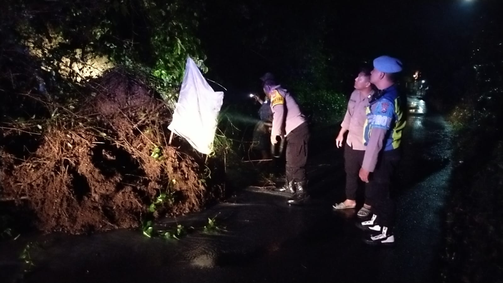 Hujan Deras Sebabkan Longsor di Kalipang, Batu Padas Besar Tutupi Setengah Jalan