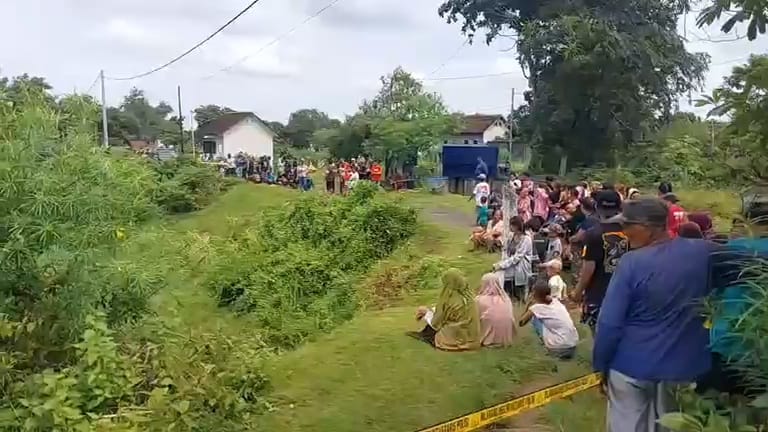 Mayat Perempuan Tanpa Identitas Ditemukan Warga di Sungai Serinjing Kediri