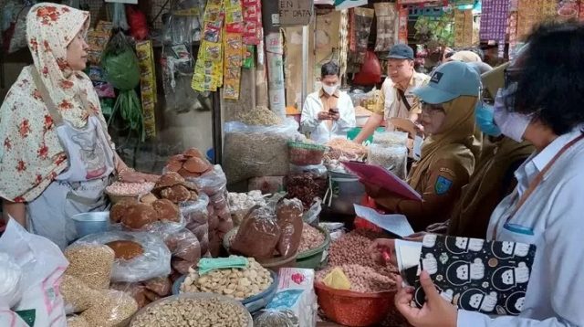 Pedagang di Kediri Diminta Tidak Menimbun Sembako atau Gas LPG 3 Kilogram