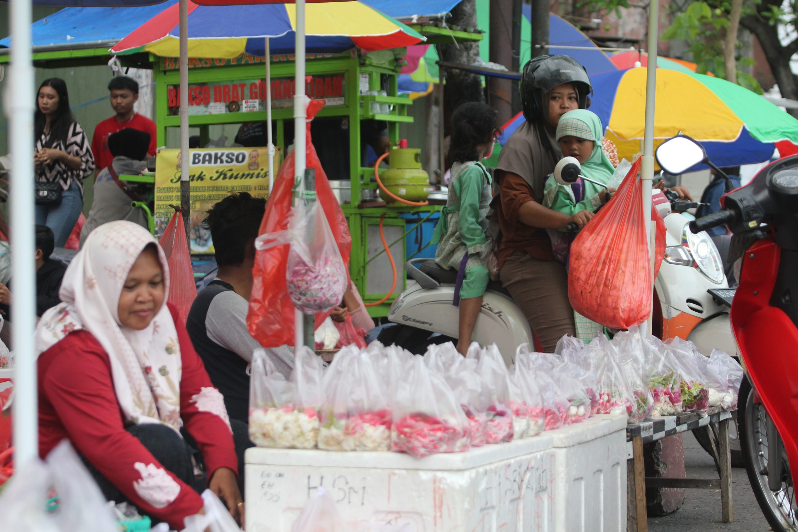 Jelang Ramadan, Penjualan Bunga untuk Nyekar di Kediri Meningkat