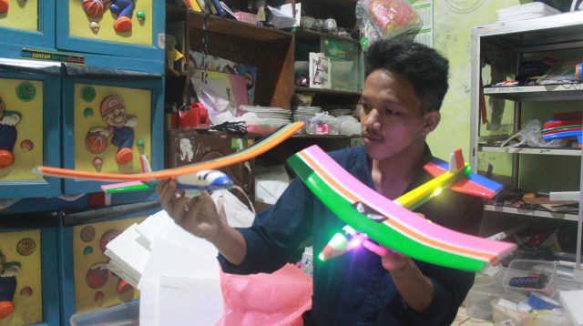 Pemuda Asal Kelurahan Bandar Kidul Membantu Merintis Usaha Mainan Pesawat Gabus, Mulai SMA, Keterusan hingga Duduk di Bangku Kuliah