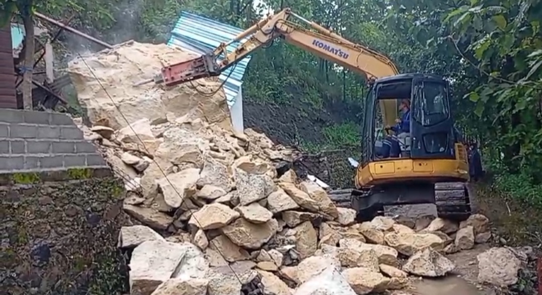 Sempat Terhalang Cuaca, BPBD Ponorogo Mulai Lakukan Pembersihan Material Longsor Batu Raksasa