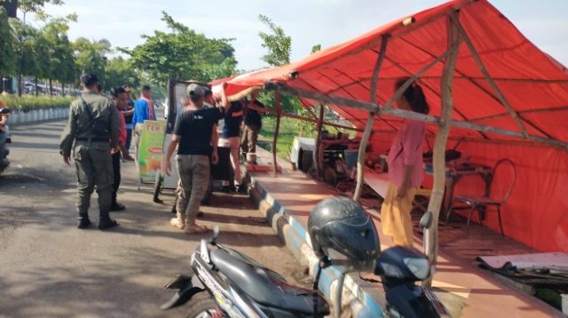 Gerobak Pedagang di Jalan Suromenggolo Sengaja Ditinggal usai Berjualan, Satpol PP Ponorogo Langsung Angkut