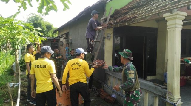 Polisi dan TNI Bantu Warga Terdampak Angin Kencang 