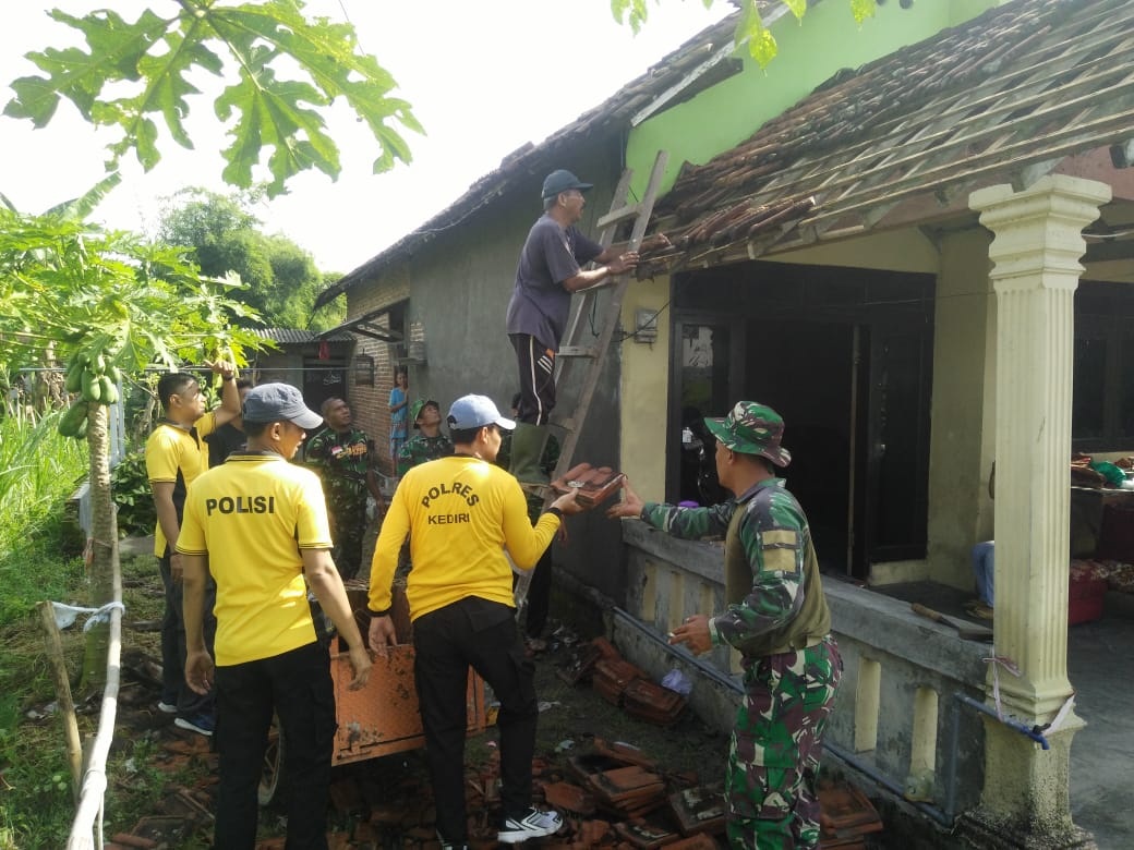 Polisi dan TNI Bantu Warga Terdampak Angin Kencang 