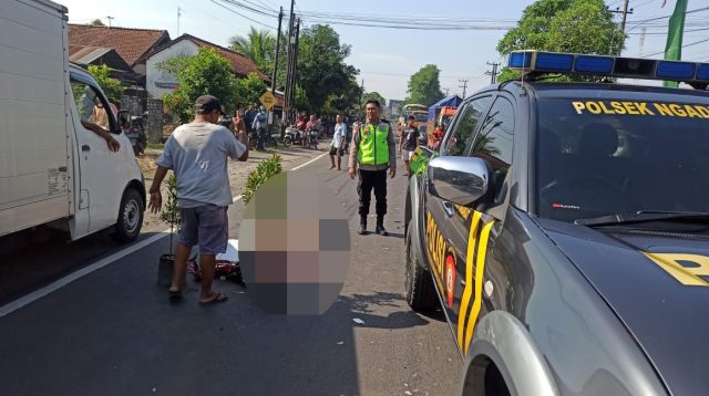 Pemotor di Ngadiluwih Tewas Tertabrak Mobil, Begini Kejadiannya