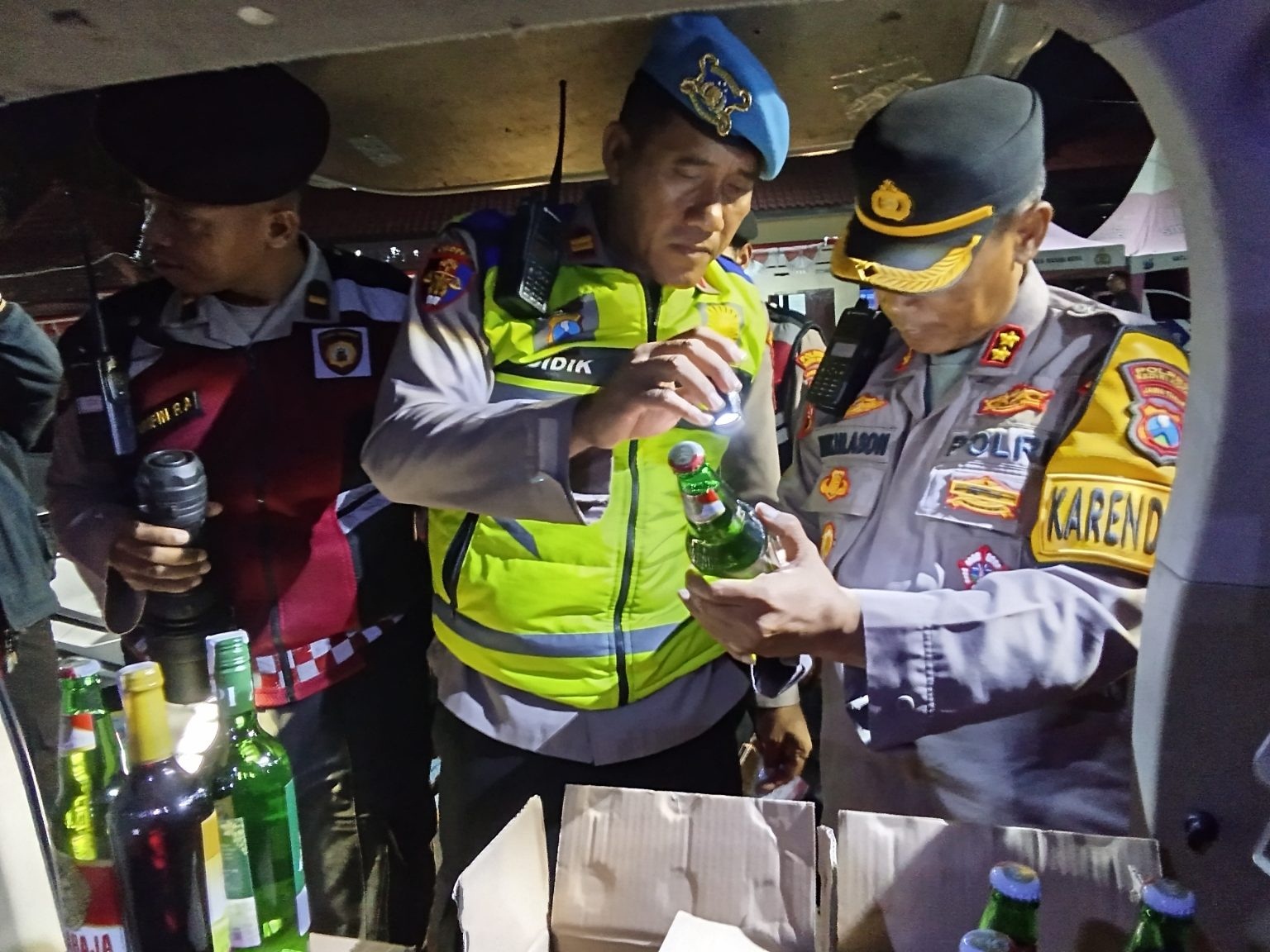 Razia Cipta Kondisi, Polisi Temukan Puluhan Botol Miras