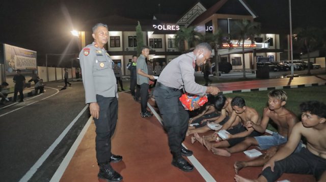 Tandatangani Surat Pernyataan dan Dijemput Ortu, Gerombolan Oknum Perguruan Silat Ulah di Depan Mapolres Blitar Dipulangkan