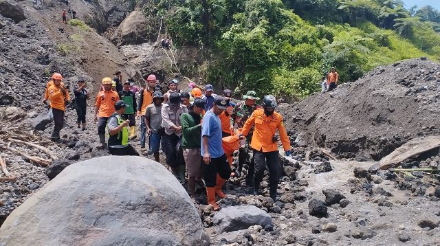 Pencarian Korban Penambang Pasir Tertimbun Longsor di Blitar Berlanjut, Petugas Tetap Hati-hati