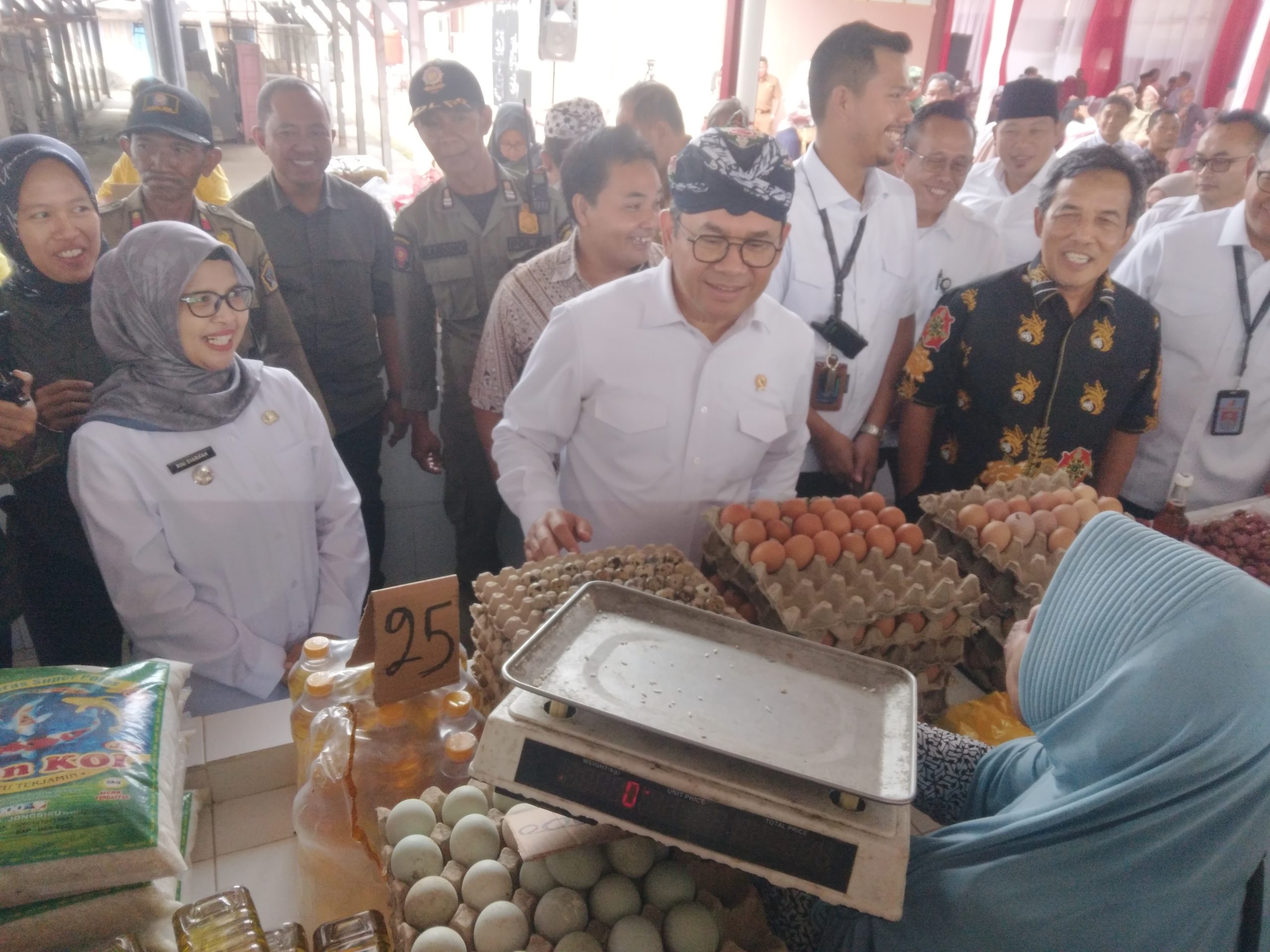 Resmikan Pasar Nglegok, Mendag Budi Santoso Minta Pedagang Jaga Fasilitas