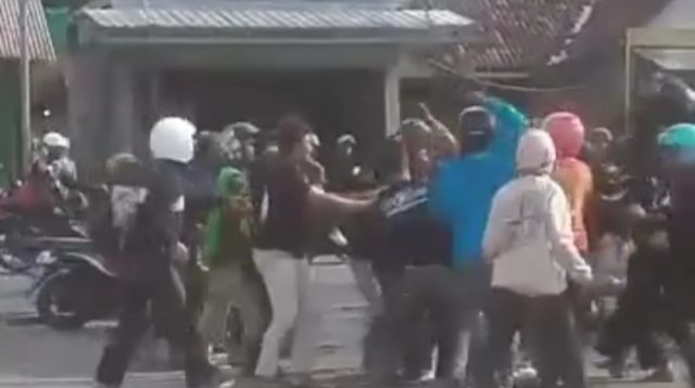 Gerombolan Beratribut Membabi-buta Hajar Pemuda di Depan SPBU Perak, Polisi Buru Pemotor