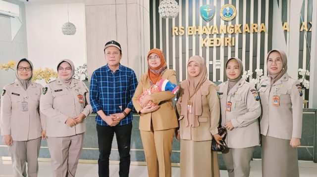 Bayi Ditelantarkan di Rombong Jenang Diserahkan PPSAB Sidoarjo