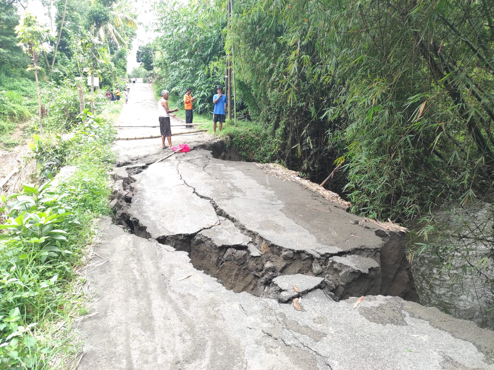 Terdampak Penghematan, Even Seni Nusantara Kota Blitar Digelar SederhanaJembatan Ambrol Tergerus Derasnya Air, Warga Dua Desa di Kecamatan Ponggok Blitar Harus Memutar 5 Kilometer