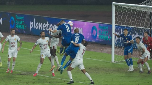 Babak Pertama, Persib Bandung Tundukkan Persik Kediri 2-0, Hasil Tandukan Nick Kuipers dan Ryan Kurnia