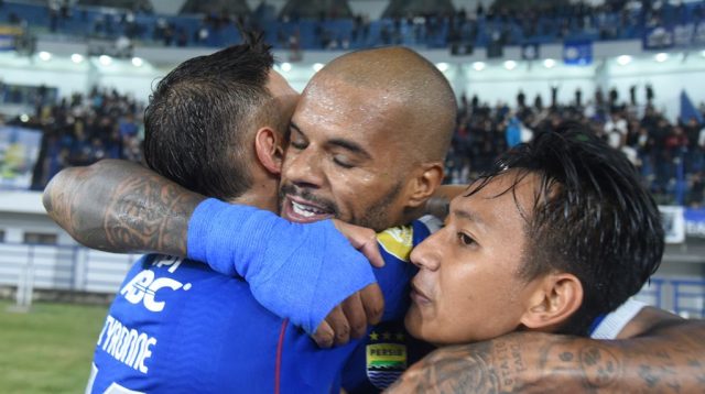 Persik Kediri Digulung Persib Bandung 1-4 pada BRI Liga 1, Kejar Ketinggalan Kiko Justru Diusir Wasit, Kenapa?