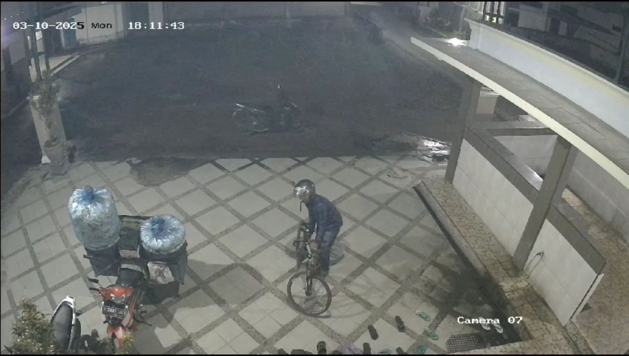 Terekam CCTV, Pencurian Sepeda Kayuh di Masjid Kampung Bupati Jombang, Warga Minta Patroli Ditingkatkan