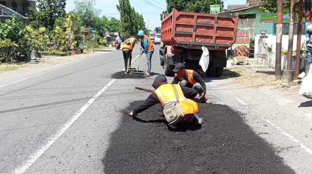 Dukung Arus Kelancaran Pemudik, Jalur Jalan Raya Desa Srikaton - Ringinrejo Diperbaiki