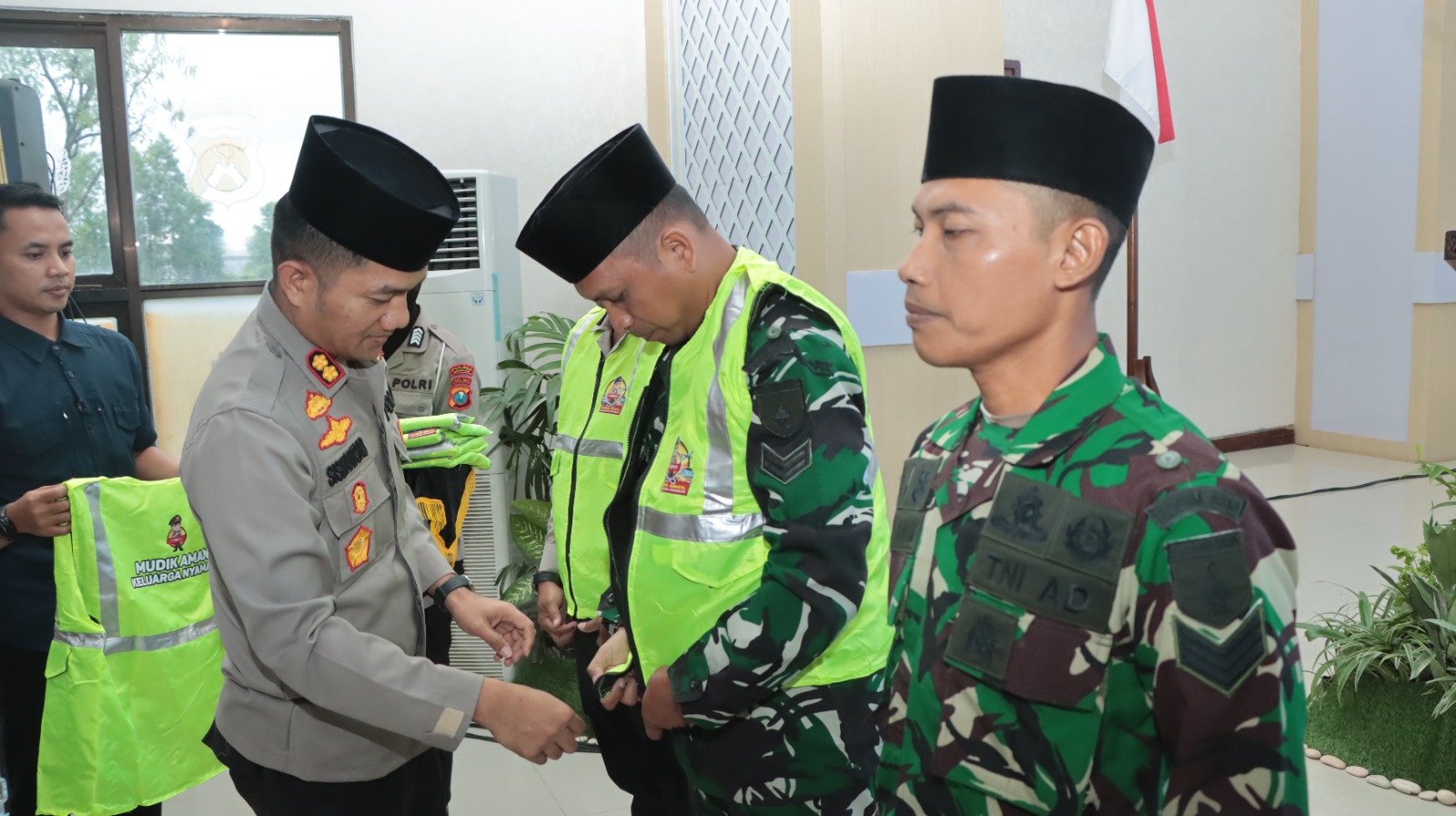 Gelar Silaturahmi Kamtibmas, Polres Nganjuk Bagikan Rompi Keselamatan Mudik Aman, Keluarga Nyaman