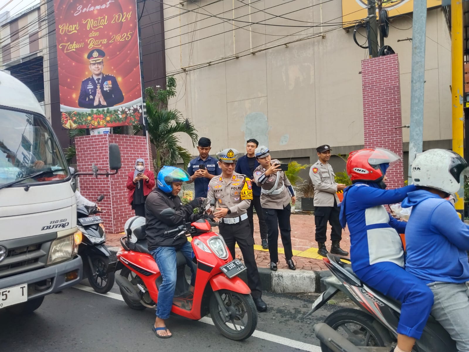 Berkah Ramadan, Polres Batu Bagikan Takjil Berbuka ke Pengguna Jalan
