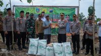 Kapolres Jombang Serahkan Bantuan Benih Jagung kepada LMDH Sumber Makmur