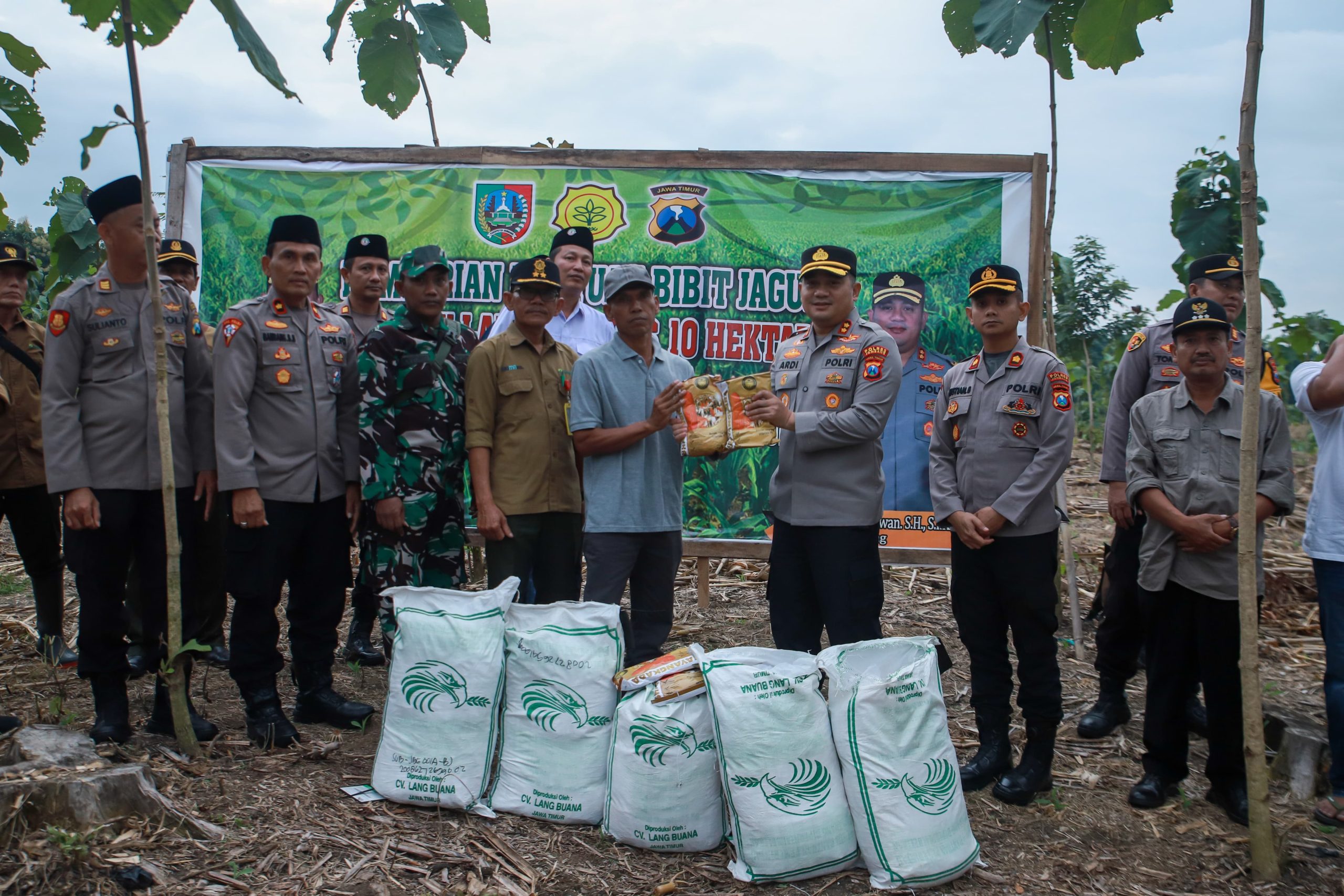 Kapolres Jombang Serahkan Bantuan Benih Jagung kepada LMDH Sumber Makmur
