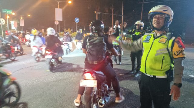 Pastikan Aman dan Tertib, Satlantas Polres Kediri Kota Kawal Supporter Usai Nobar Timnas Indonesia vs Bahrain
