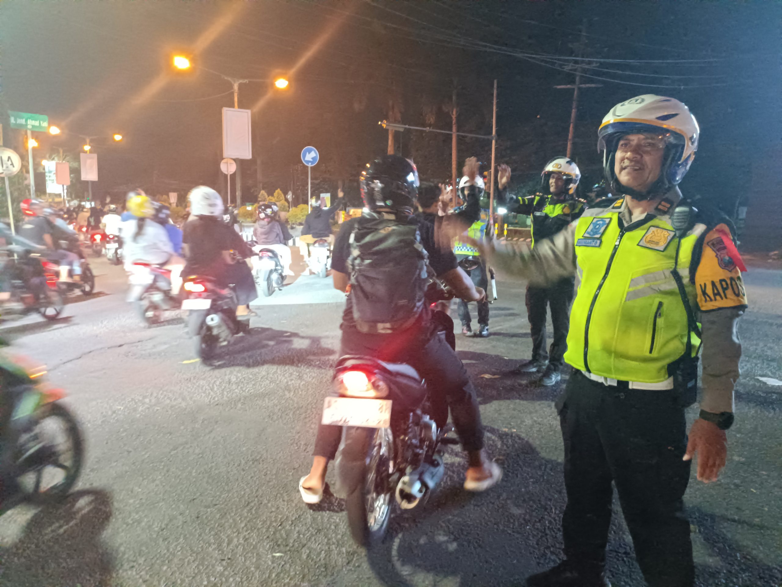 Pastikan Aman dan Tertib, Satlantas Polres Kediri Kota Kawal Supporter Usai Nobar Timnas Indonesia vs Bahrain