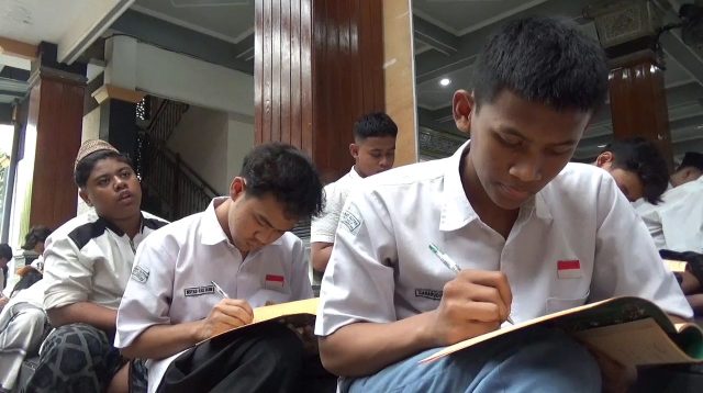 Melihat Santri di Jombang Ngaji Kitab Kilatan saat Ramadan