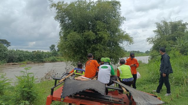 Pencarian Korban Diduga Bunuh Diri di Jembatan Papar sampai Wilayah Kertosono Nganjuk, Kondisi Arus Sungai Deras