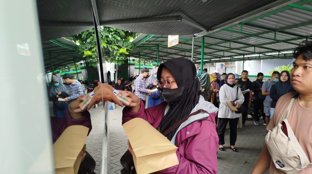 Jelang Idulfitri, Penukaran Uang Baru Mobil Kas Keliling BI Diserbu Masyarakat