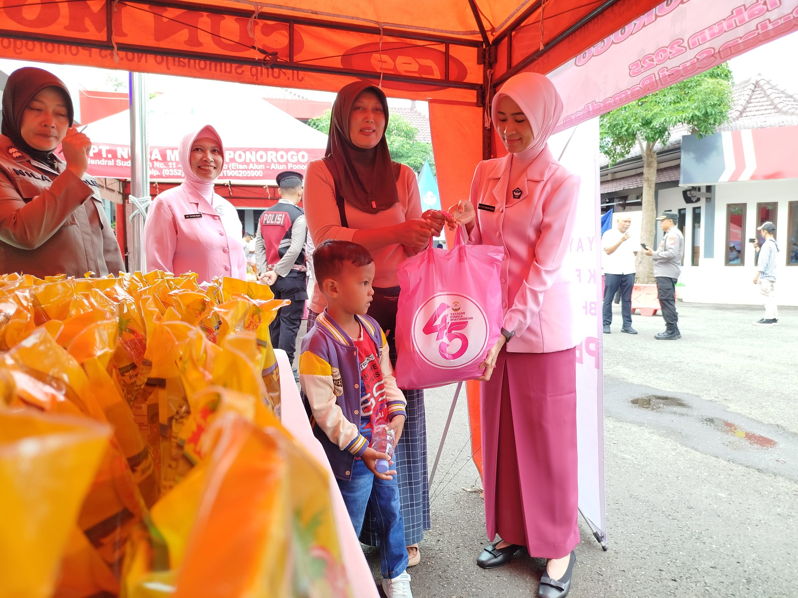 Tekan Kenaikan Harga Sembako, Polres Ponorogo dan Kemala Bhayangkari Gelar Bazar Murah