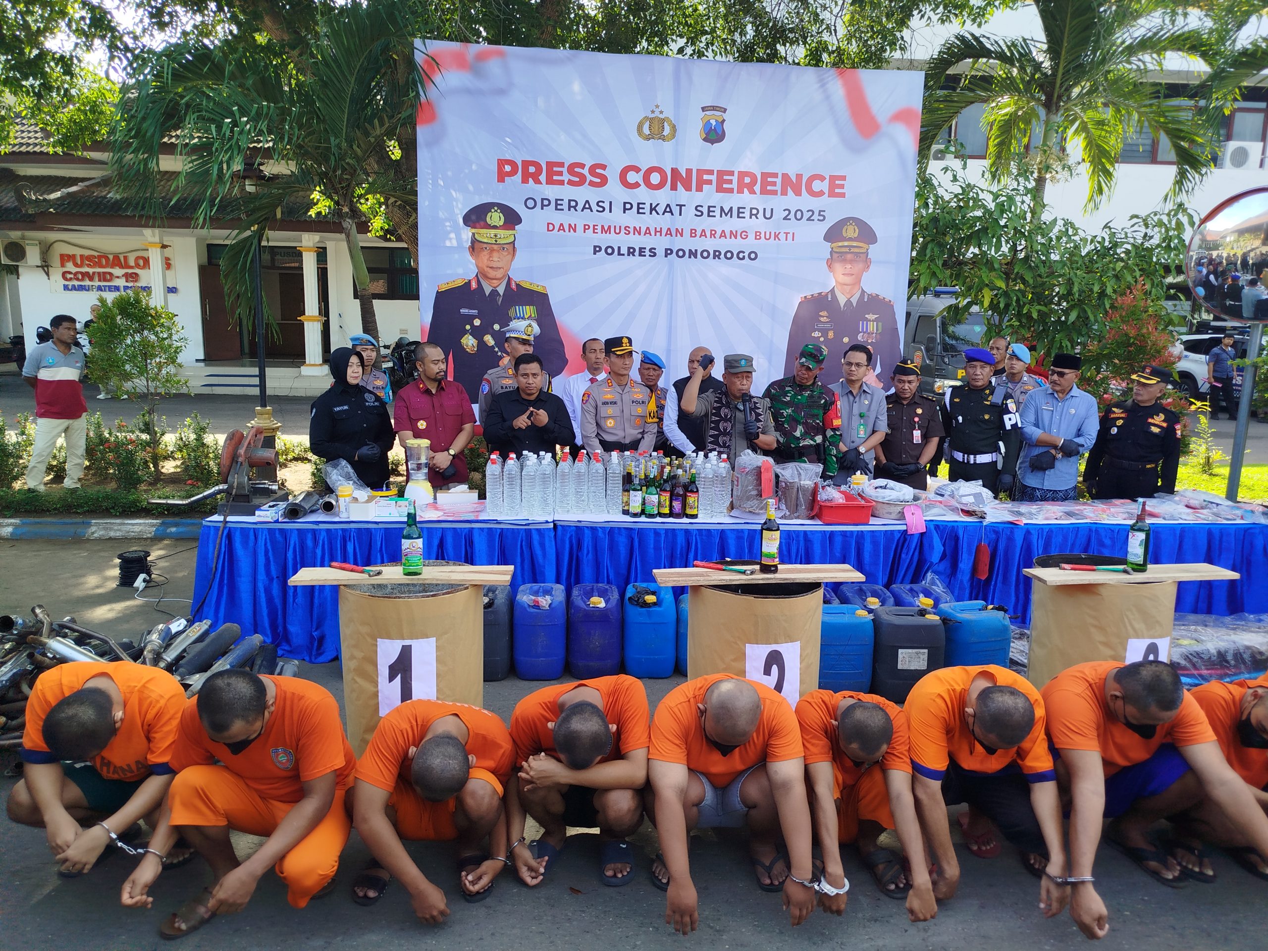 Polres Ponorogo Musnahkan Ratusan Liter Miras, Knalpot Brong hingga Handak Hasil Operasi Pekat