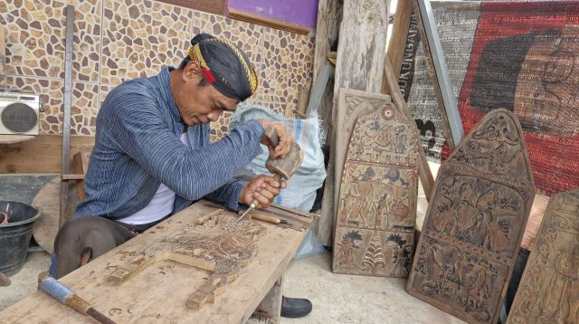Bermodal Punya Skill Ukir, Pria di Ponorogo Sulap Limbah Kayu jadi Barang Bernilai Seni Tinggi