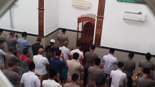 Bentuk Penghormatan kepada Anggota Polres Way Kanan yang Gugur, Polres Ponorogo Gelar Salat Gaib