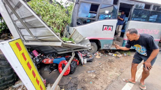 Hindari Motor Belok Sembarangan, Bus Madiun-Ponorogo Tabrak Bengkel Motor