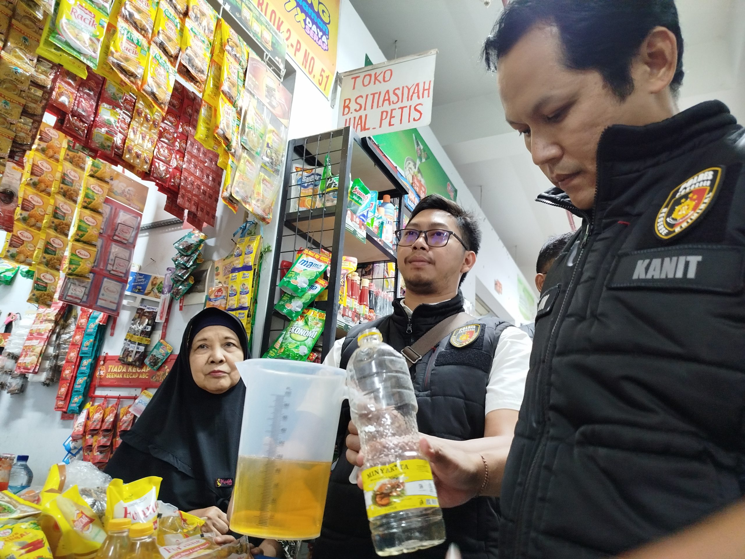 Polres Ponorogo Sidak Minyak Kita di Pasar Legi. Langsung Dicek di Tempat, ini Hasilnya