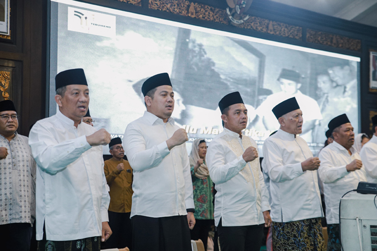 Kapolres Jombang dan Forkopimda Makan Sahur Bersama Masyarakat