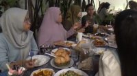 Berkah Ramadan, Tempat Makan Serba Hasil Laut Ramai Dikunjungi Pelanggan untuk Berbuka Puasa