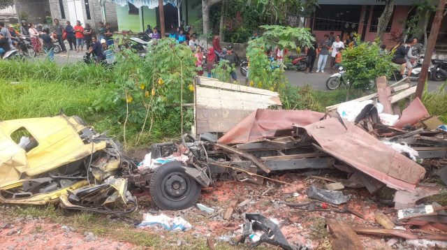Kecelakaan Kereta Api di Desa Sekethi Ngadiluwih, Truk Hancur, Pengemudi dan Kernet Luka Berat